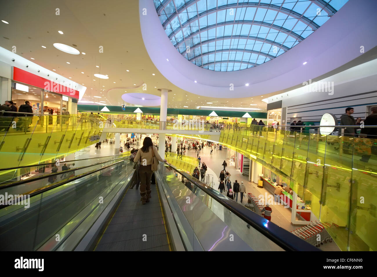 Moskau-Februar 14 Menschen großen Supermarkt Ashan Troyka 14. Februar 2010 Moskau Russland Ashan ein weltweit wichtigsten Stockfoto