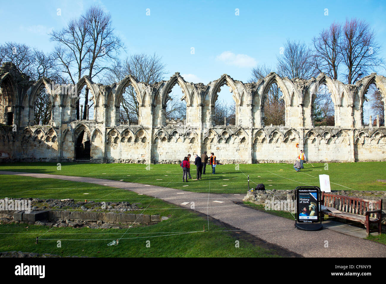 York City, Yorkshire, England bleibt der alten Abtei von St Mary in York eingerichtet als archäologische Grabung Website Quadrate markiert Stockfoto