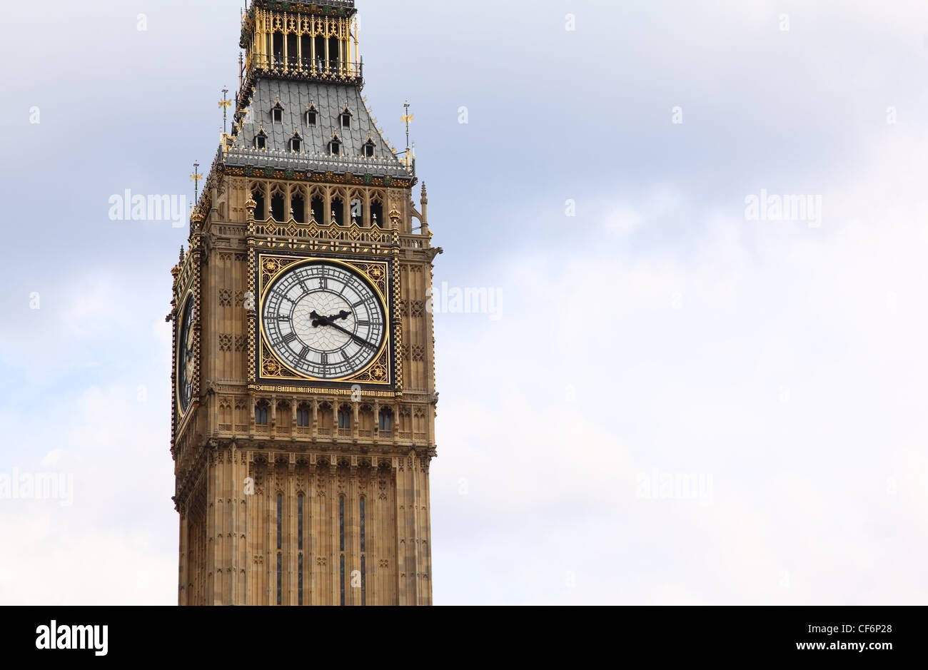 Big Ben ist eine berühmte englische Uhr im gotischen Stil in London schlägt. Big Ben ist eines der bekanntesten Wahrzeichen Londons Stockfoto