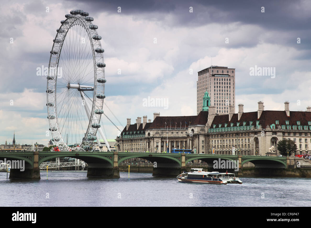 Ausflugsboot in die Themse unter der Brücke schweben. London Eye Stockfoto