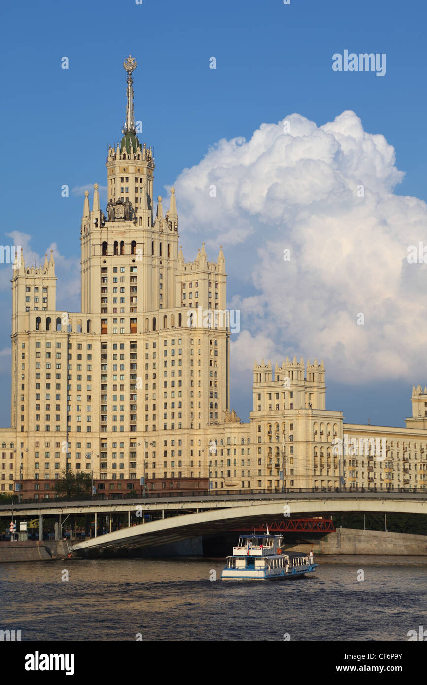 Kotelnicheskaya Damm Gebäude ist eines der sieben stalinistischen Wolkenkratzer Stockfoto