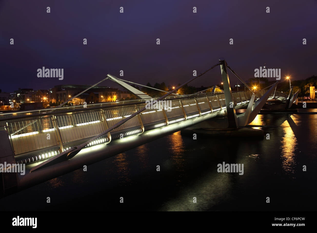 Brücke über Fluss Liffey in der Nacht. Liffey ist ein Fluss in Irland, der fließt durch das Zentrum von Dublin. Stockfoto