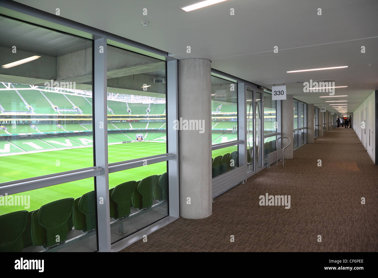 Juni 10 DUBLIN Korridor Zeilen grün klappbare Sitze großen leeren Stadion Aviva 10. Juni 2010 Dublin Stadion Aviva Reparatur Stockfoto