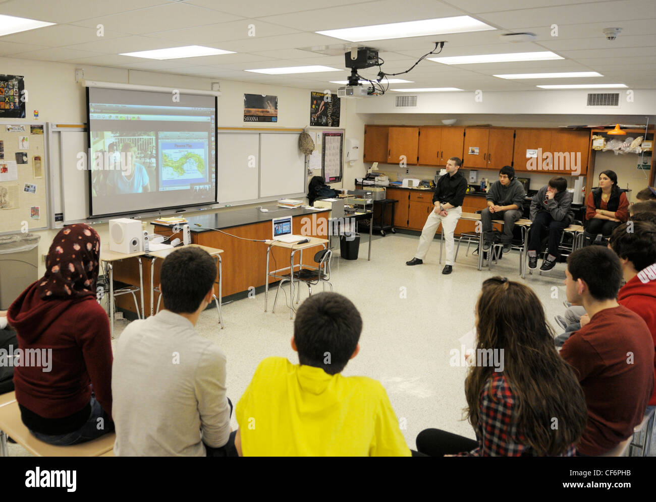 Klassenzimmer von amerikanischen Studenten Videokonferenzen mit einem Forscher auf eine Feldstation in Panama. Stockfoto