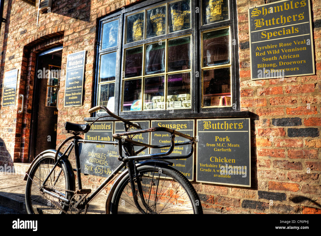 York City, Yorkshire, England Trümmern Metzger in der legendären Trümmern mit traditionellen Metzger Fahrrad außerhalb Stockfoto