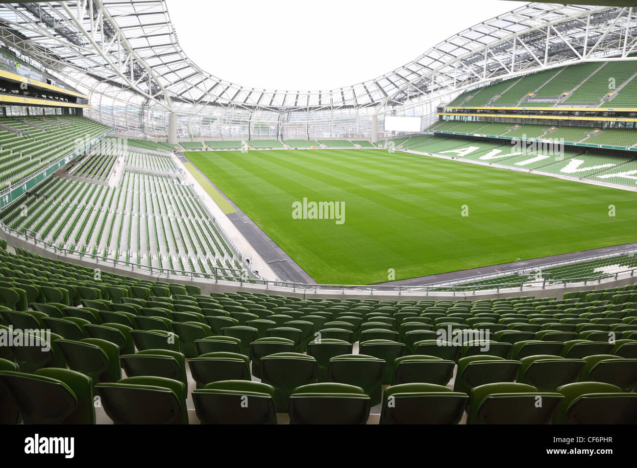 DUBLIN Juni 10 Zeilen grüne Plätze leeren Stadion Aviva Fokus vorne 10. Juni 2010 Sitze Dublin Stadion Aviva Reparatur Stockfoto