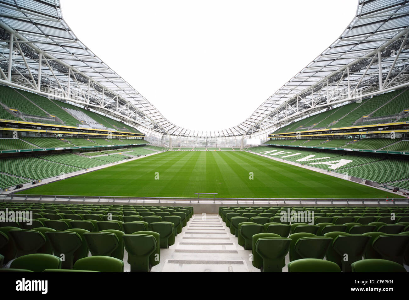 DUBLIN - Juni 10: Leere Stadion Aviva 10. Juni 2010 in Dublin. Aviva Stadion nach der Reparatur Stockfoto