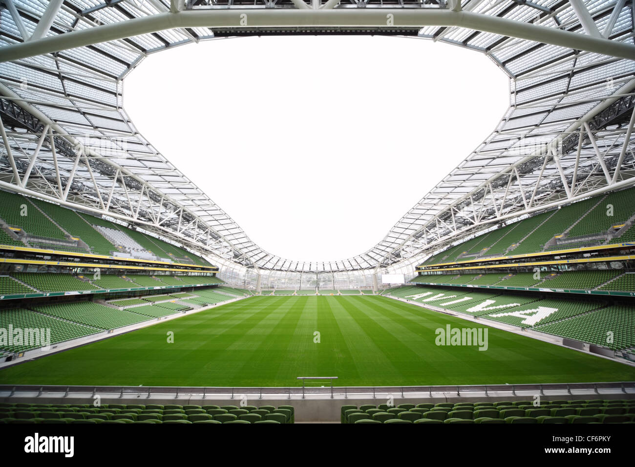 DUBLIN - Juni 10: Leere Stadion Aviva 10. Juni 2010 in Dublin. Aviva Stadion nach der Reparatur Stockfoto
