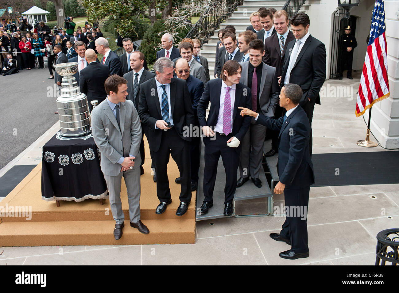 Präsident Barack Obama spricht mit Mitgliedern von den Stanley Cup-Champion Chicago Blackhawks nach einer Zeremonie zu Ehren des Teams 2009 / 10 Saison Meisterschaft auf dem South Lawn des weißen Hauses 11. März 2011 in Washington, DC. Stockfoto