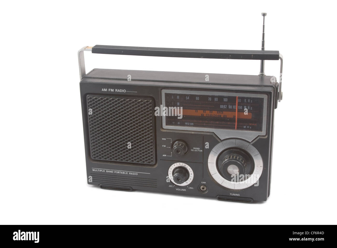 Alte schwarze Radio auf weißem Hintergrund. Stockfoto