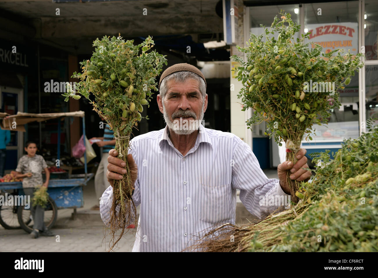 Midyat, Südosten der Türkei: Straßenhändler verkaufen Bund frische Kichererbsen Stockfoto