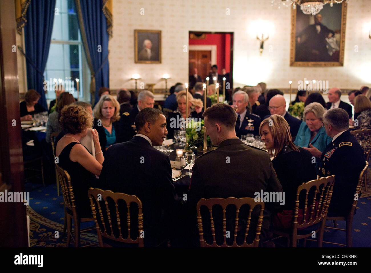 Präsident Barack Obama spricht mit Sgt. Jonny J. Jones, USMC während der Kämpfer Kommandanten Abendessen im Blue Room des weißen Hauses 15. März 2011 in Washington, DC. Stockfoto