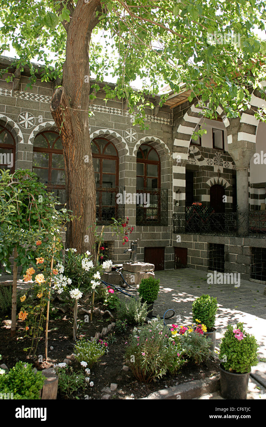 Alte armenische Hofhaus in der Altstadt von Diyarbakir, Südosten der Türkei Stockfoto