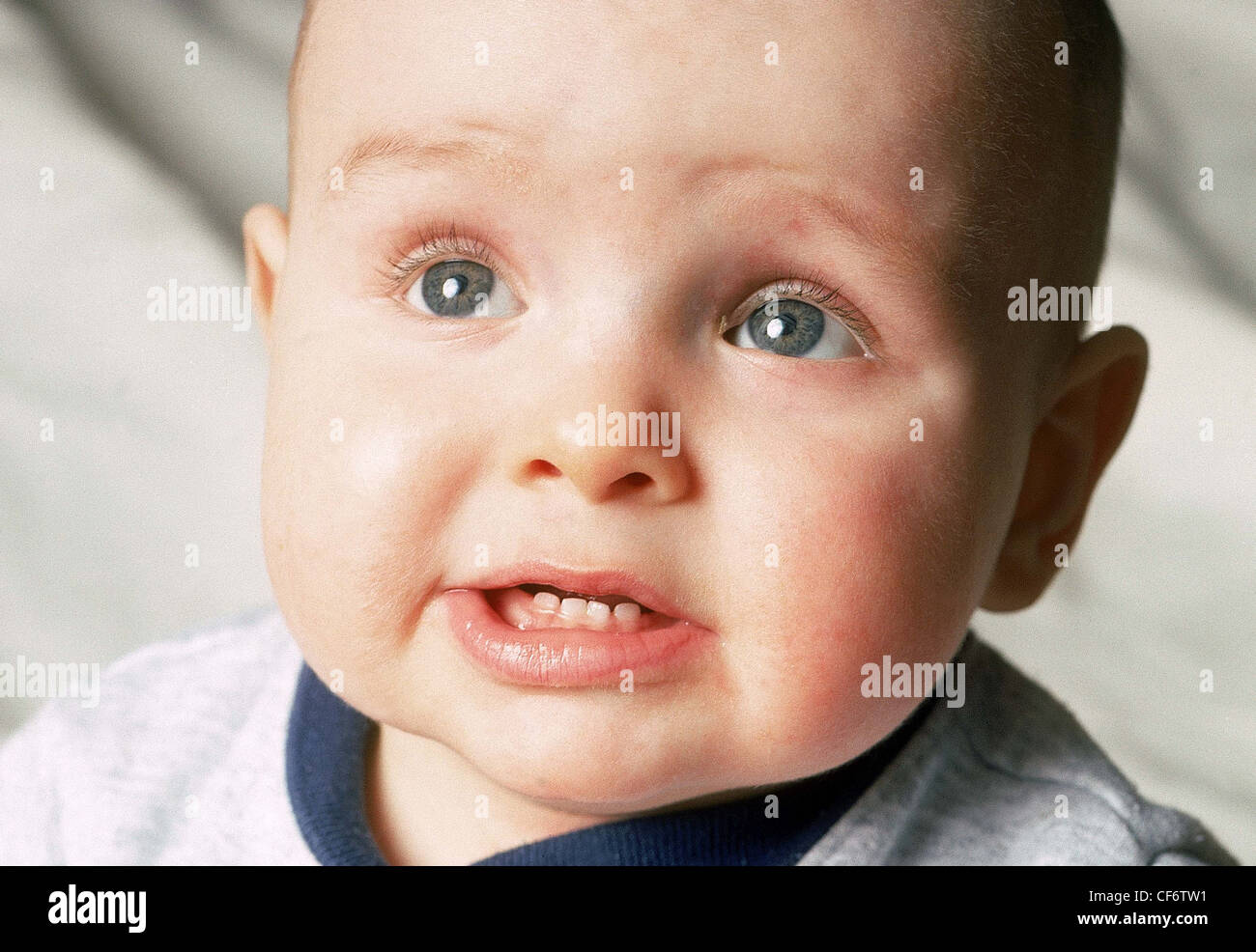 Nahaufnahme von Baby Mund leicht geöffnet, zeigt vier unteren Zähne nachschlagen Stockfoto