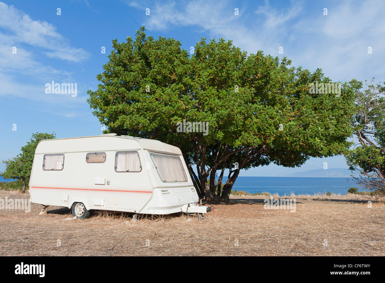 Wohnwagen auf Campingplatz am Meer Stockfoto
