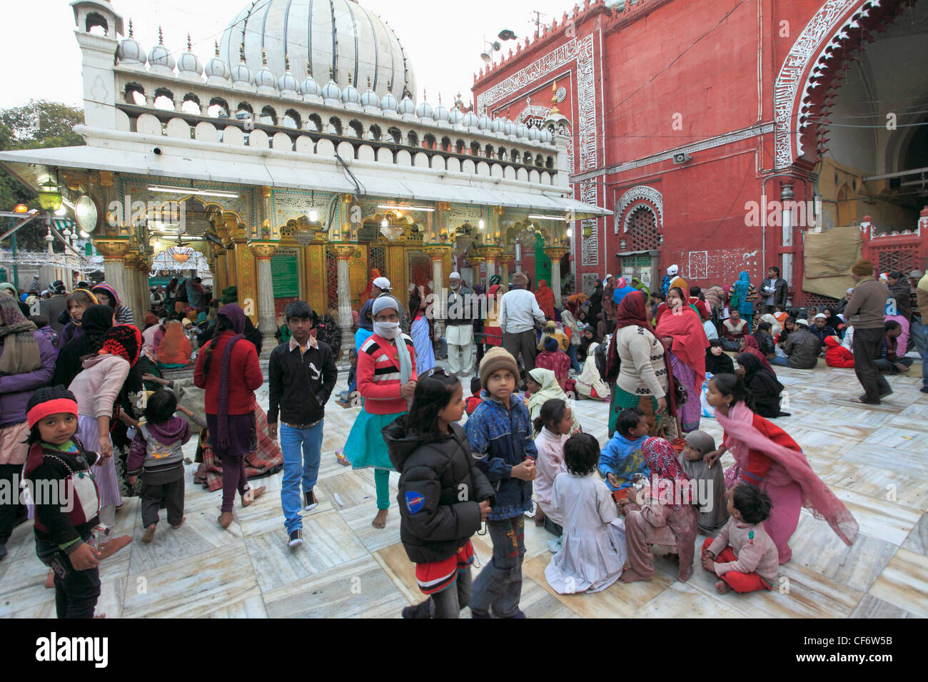 Indien, Delhi, Nizamuddin Chisti, muslimische Sufi Heiliger Schrein, Dargah Hazrat Nizamuddin Aulia, Menschen, Stockfoto