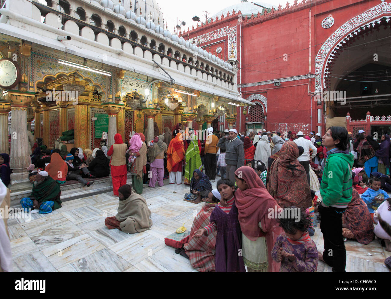 Indien; Delhi; Nizamuddin Chisti; Muslim; Sufi; St.; Schrein; Dargah Hazrat Nizamuddin Aulia; Menschen; Stockfoto