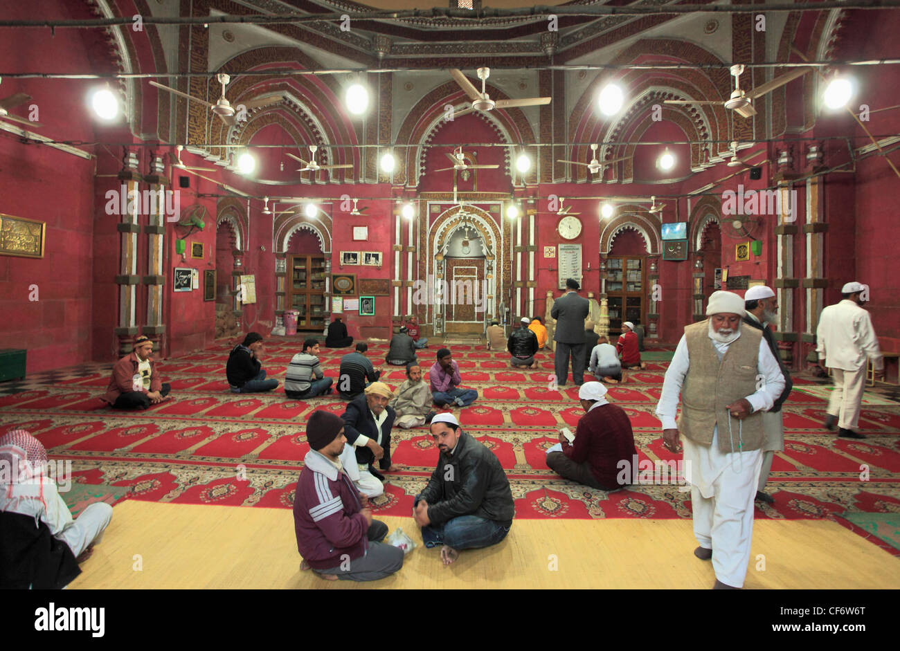 Indien; Delhi; Nizamuddin Chisti; Muslim; Sufi; St.; Schrein; Dargah Hazrat Nizamuddin Aulia; Menschen; Moschee, Stockfoto