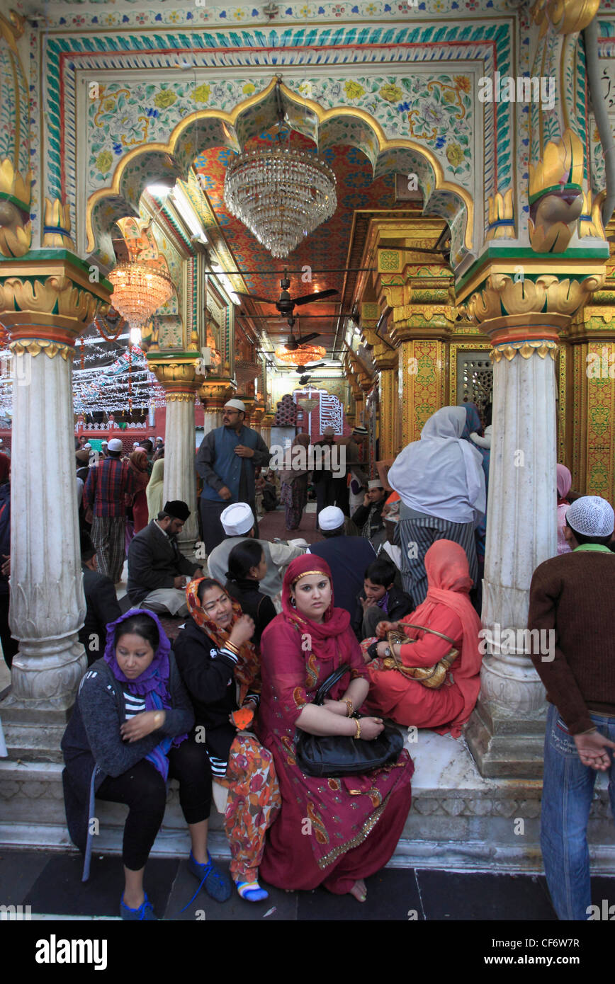 Indien; Delhi; Nizamuddin Chisti; Muslim; Sufi; St.; Schrein; Dargah Hazrat Nizamuddin Aulia; Menschen; Stockfoto