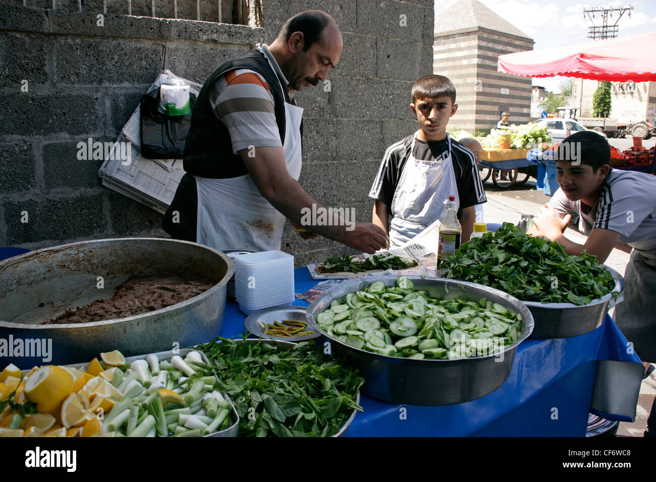 Straßenhändler, die Zubereitung Cig Köfte durch die Mardin südöstlichen Tor, Diyarbakir, Türkei Stockfoto