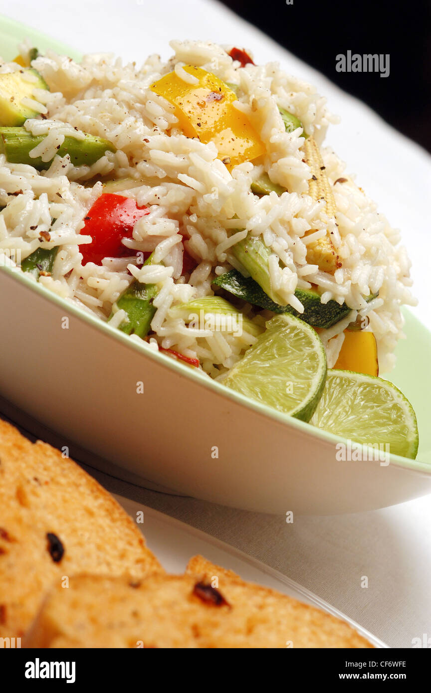 Kokos Reis pikantem Gemüse; Cocoanut Reis gemischt rühren gebratene verschiedene Gemüse wie Paprika, Zucchini, baby Stockfoto