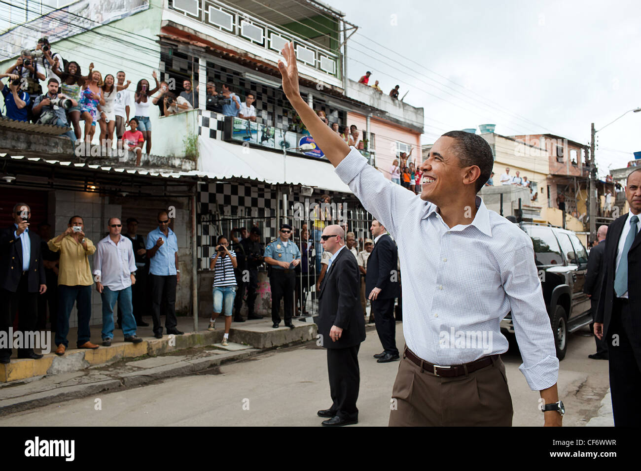 Präsident Barack Obama winkt Menschen versammelten sich auf der Straße außerhalb der Cidade de Deus, City of God Favela Gemeindezentrum 20. März 2011 in Rio De Janeiro, Brasilien. Stockfoto