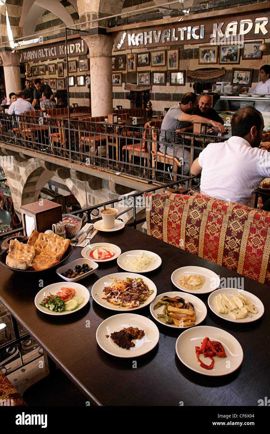 Frühstück im südöstlichen Hasan Pasha Han, Diyarbakir, Türkei Stockfoto