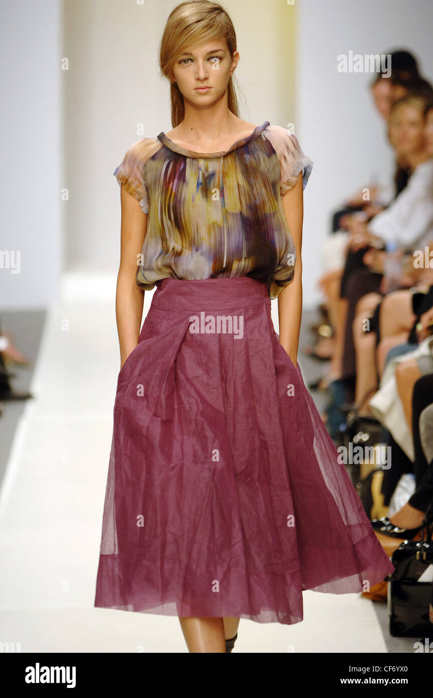 Betty Jackson London bereit zu tragen Frühling Sommer gemustert Boot-Ausschnitt kurze Ärmel Bluse und Rock lila fließenden langen overlay Stockfoto