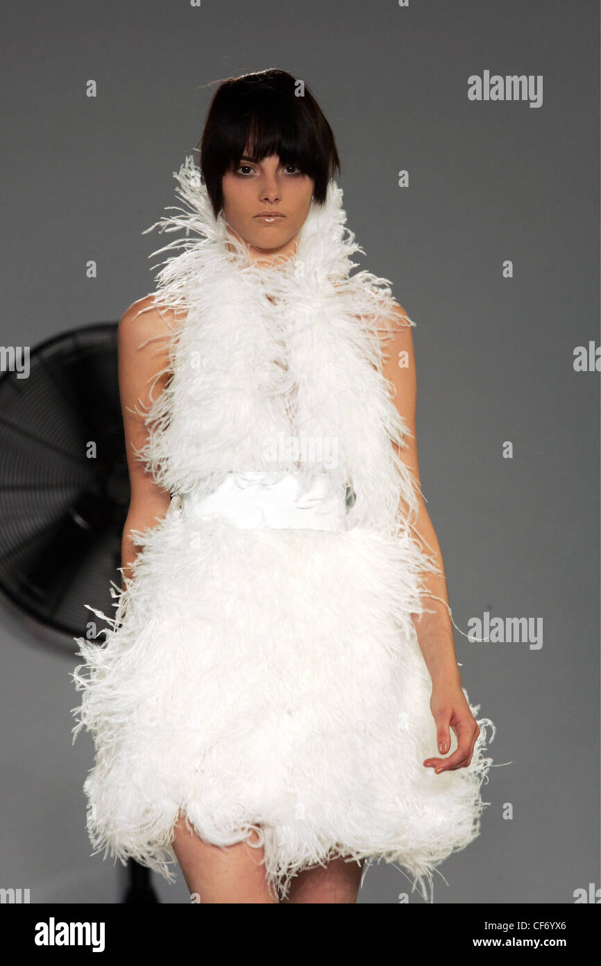 Kristian Aadnevik London bereit zu tragen Frühling Sommer weiße Straußenfeder Kleid mit weißen Schärpe Stockfoto