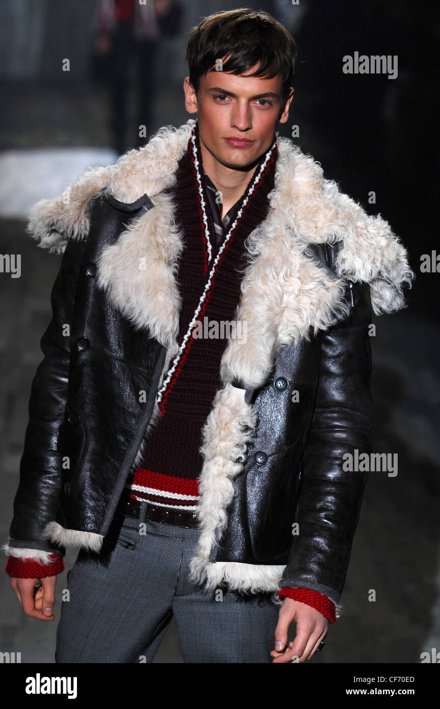 Mailand Gucci Herrenbekleidung bereit zu tragen Modell braune Haare tragen schwarze Strickjacke rot-weißen Einfassung unter schwarzem Leder und Stockfoto