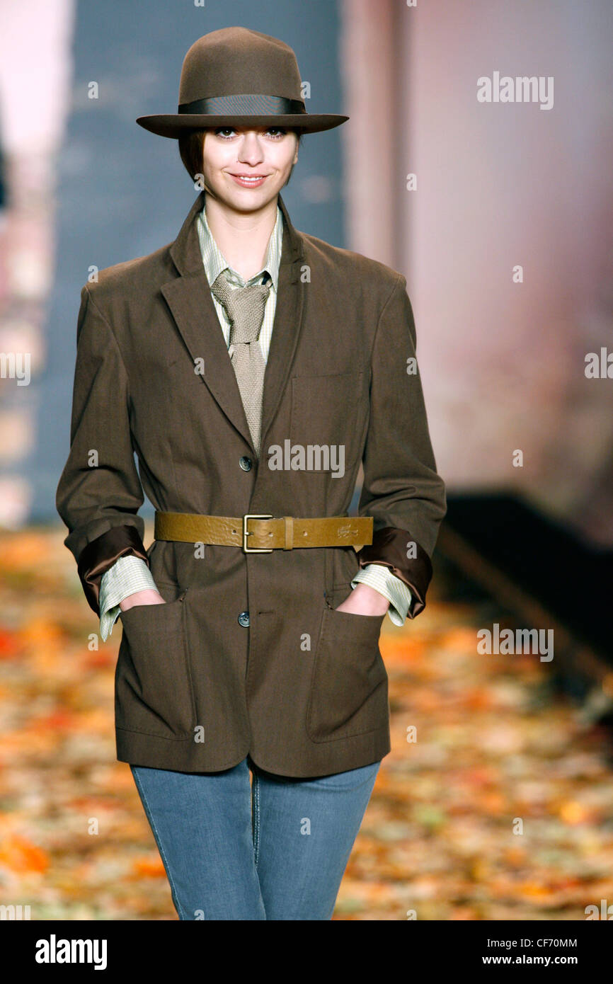 Lacoste New York bereit zu tragen Herbst Winter Modell Morgane Dubled tragen Grün Seide Hutband fühlte und umgedrehten Krempe Stein Stockfoto