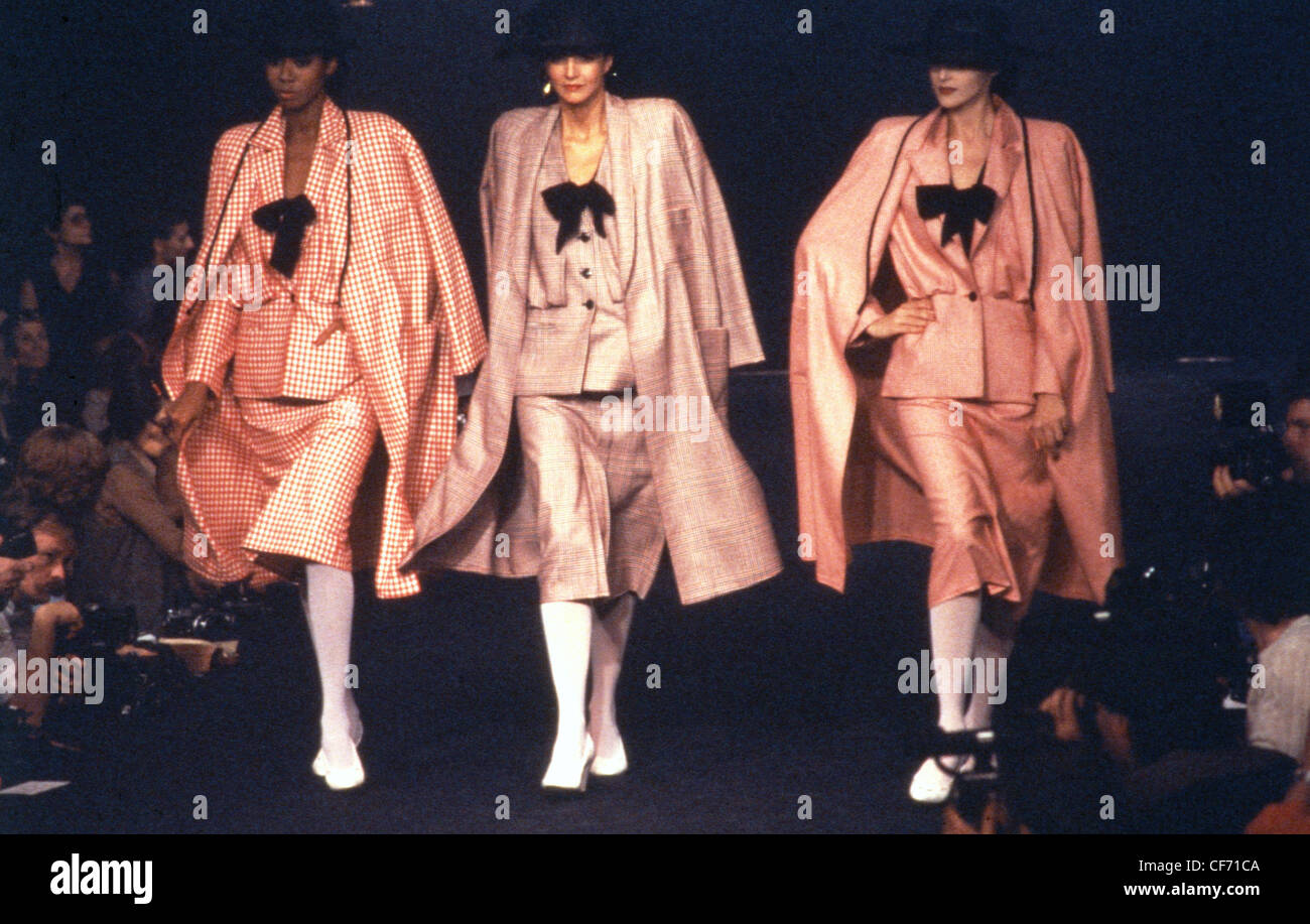 Paris Sommer Sonia Rykiel drei Modelle tragen schwarze Fedora Hüte und rosa passt schwarz Bögen und über Mäntel weiße Strumpfhosen und Stockfoto