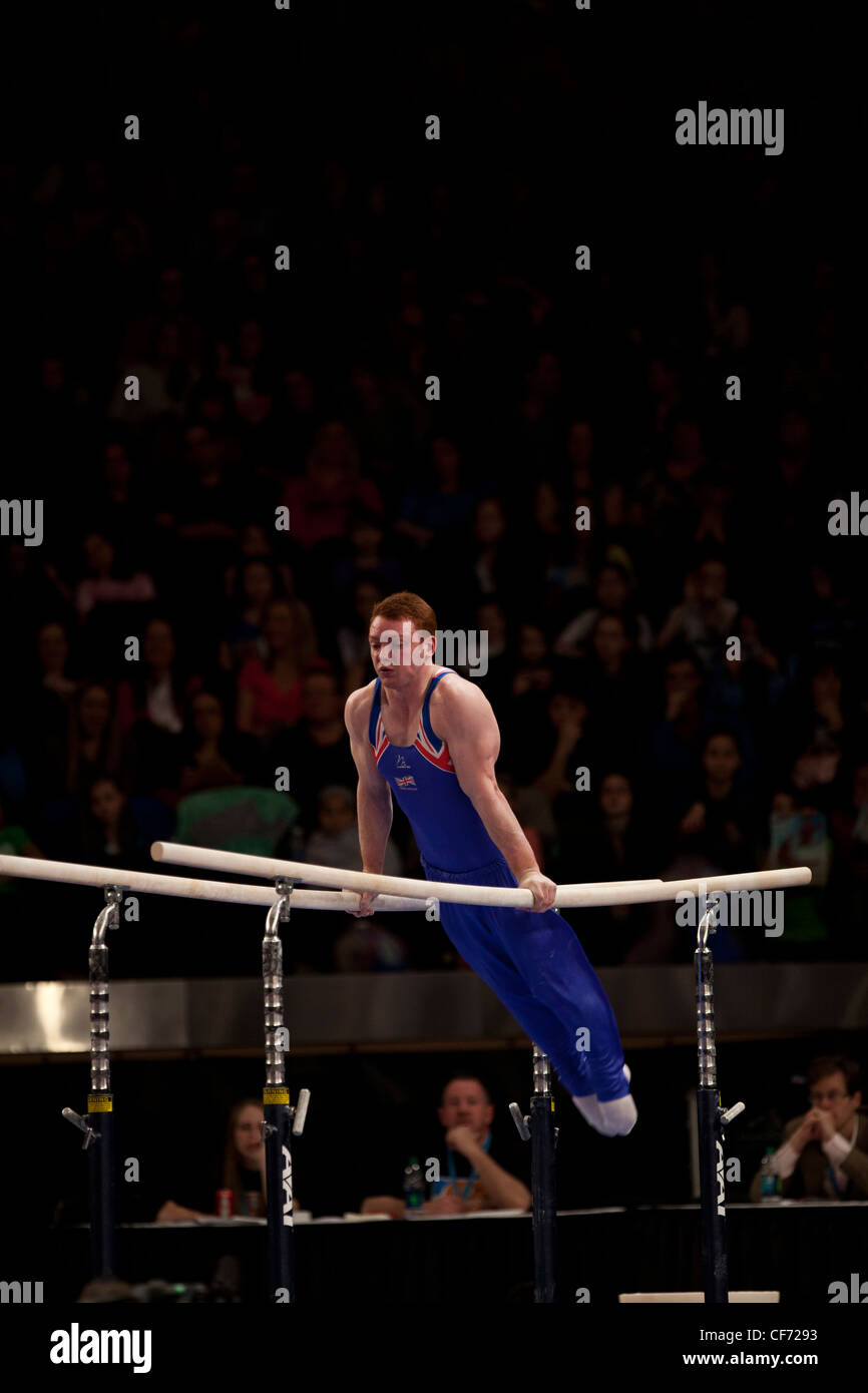 Daniel Purvis (GBR) konkurriert in der Barren-Veranstaltung in 2012 American Cup Gymnastik Stockfoto
