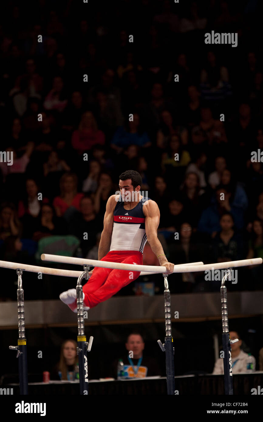 Danell Leyva (USA) konkurriert in der Barren-Veranstaltung in 2012 American Cup Gymnastik Stockfoto