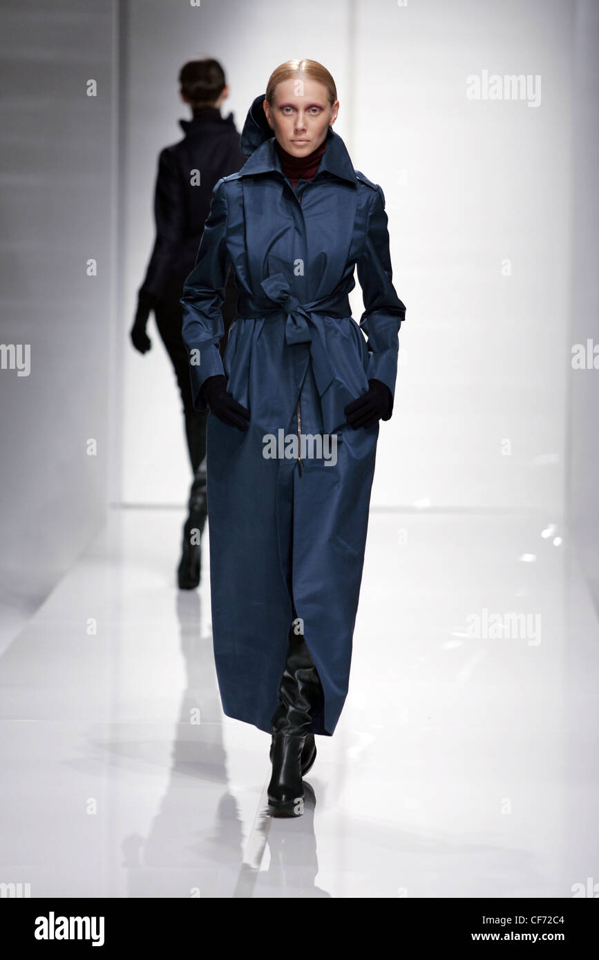 Brioni Mailand bereit zu tragen Herbst Winter dunkelblau langen Trenchcoat mit Gürtel zum binden und Knie Länge Plateaustiefel Stockfoto