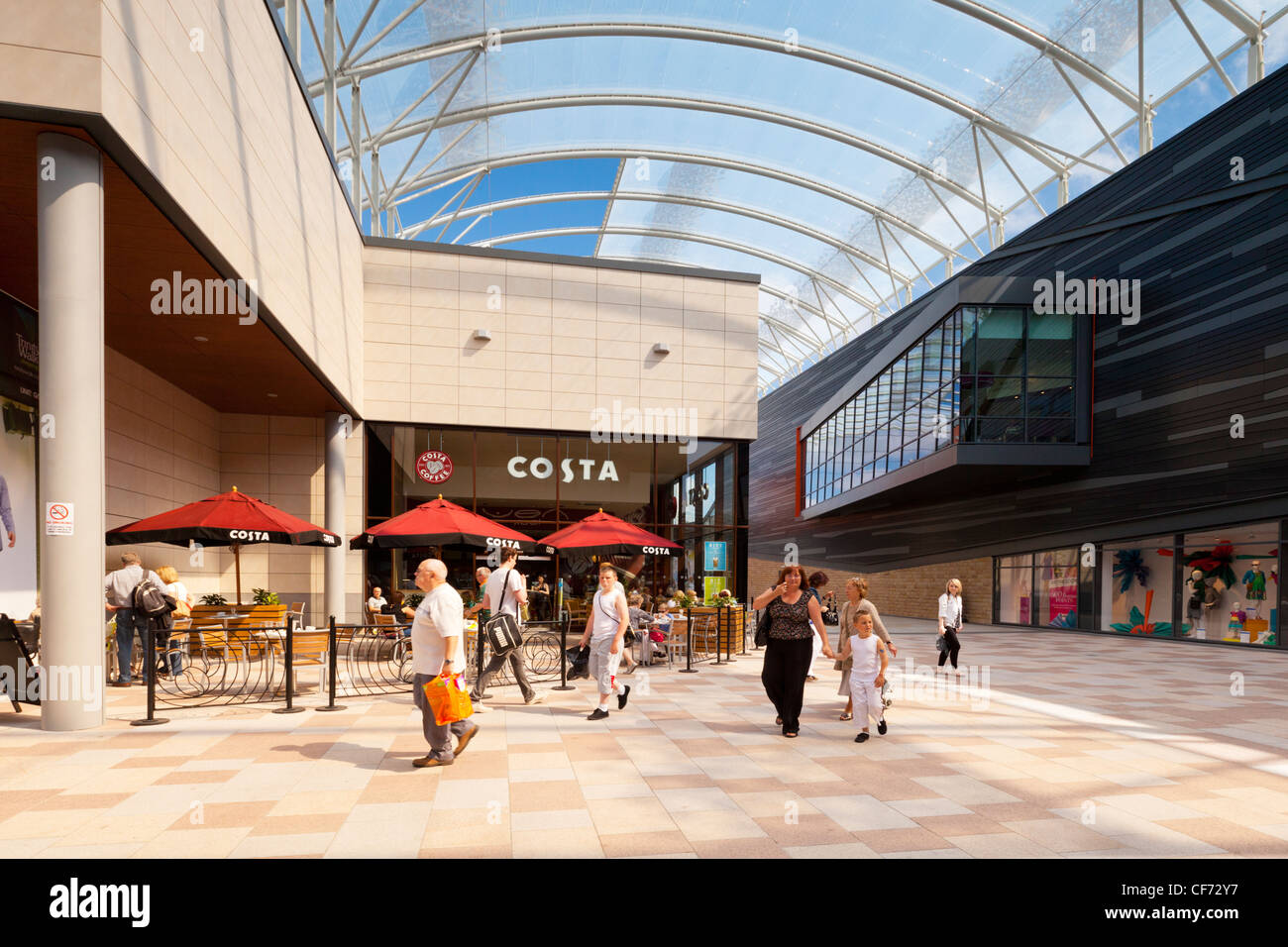 Menschen zu Fuß durch die Costa Coffee-Shop in Trinity gehen, Wakefield neue Shopping-Mall. Stockfoto