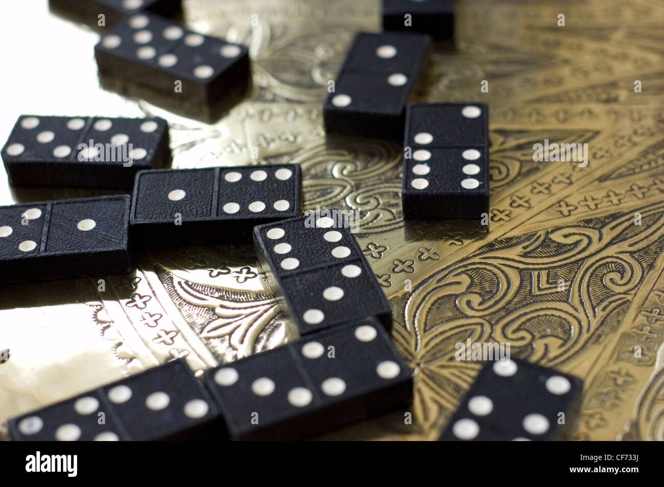 Domino auf einem marokkanischen Stil geometrischen Messing Tablett Stockfoto