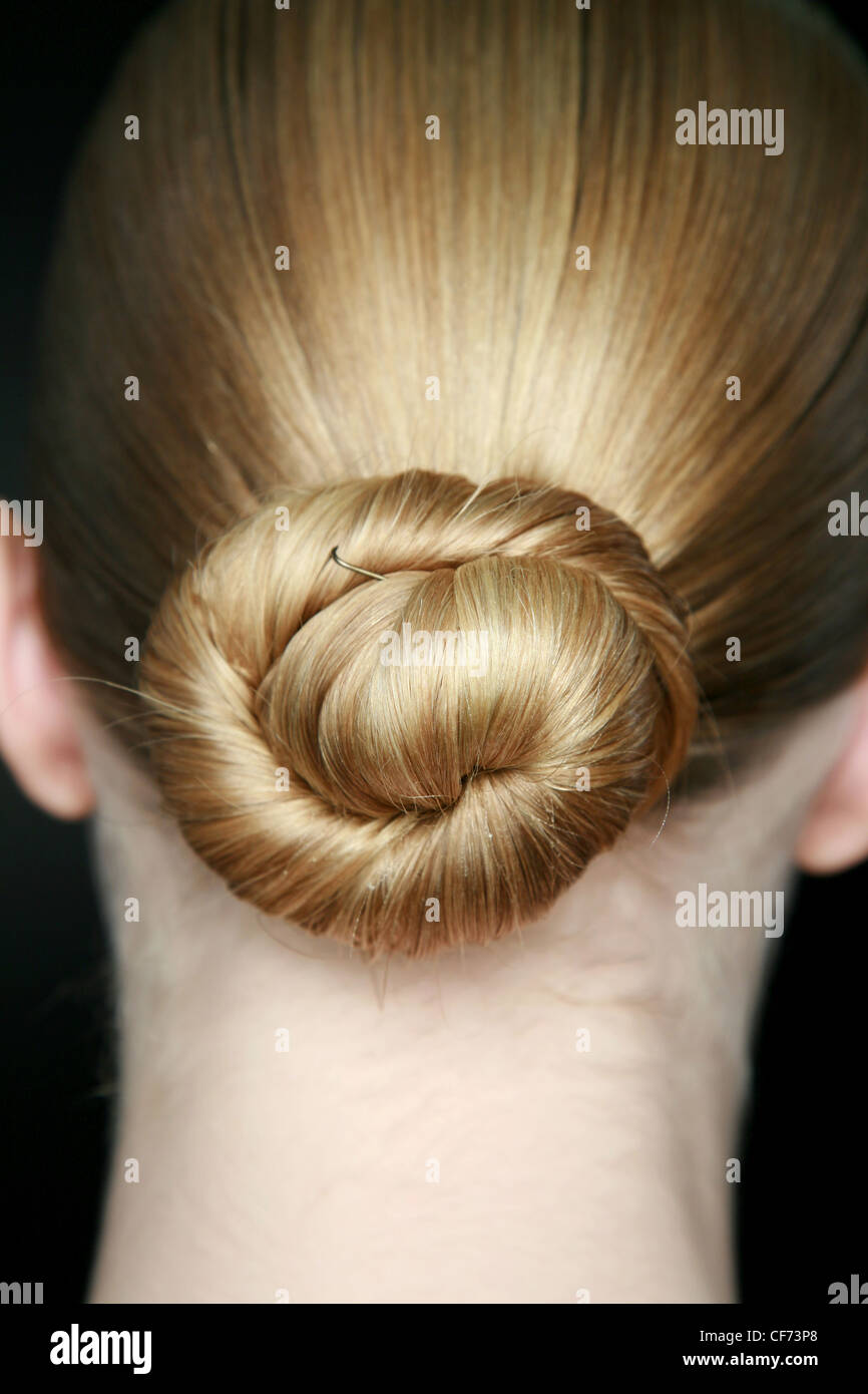 Akris Backstage Paris bereit, tragen Frühjahr-Sommer-Modell mit blonden Haaren in Chignon Frisur gebunden Stockfoto