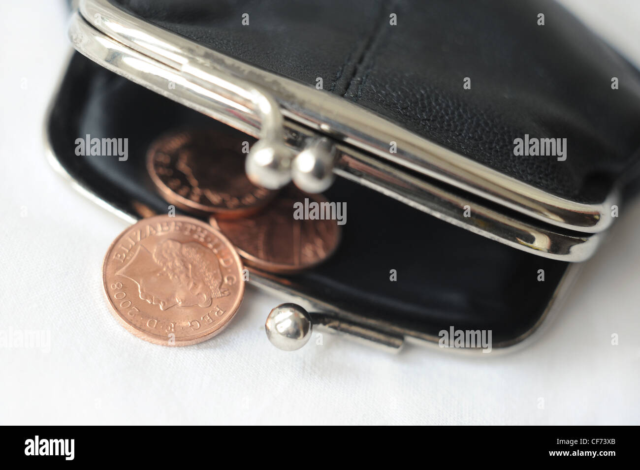 Eine Nahaufnahme Bild eine schwarze Geldbörse mit einem Pence Münzen innerhalb Stockfoto