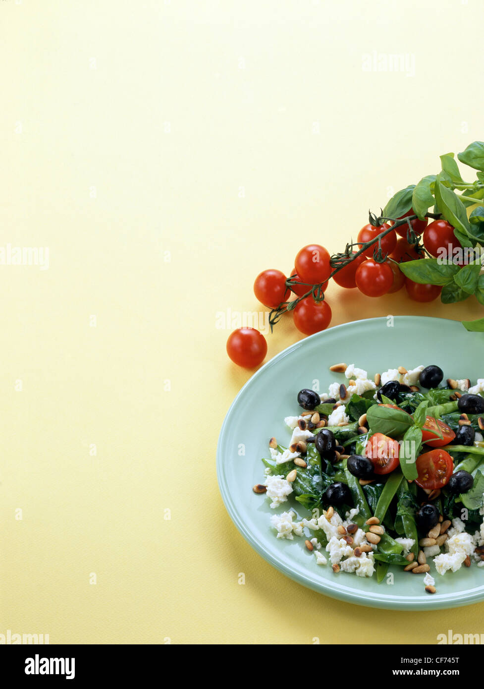 Kochen Karten lecker und wenig Fett sautierten Spinat-Feta-Käse und Pinienkernen, Zucker, Zuckerschoten, Baby Tomaten und schwarzen Oliven, Stockfoto