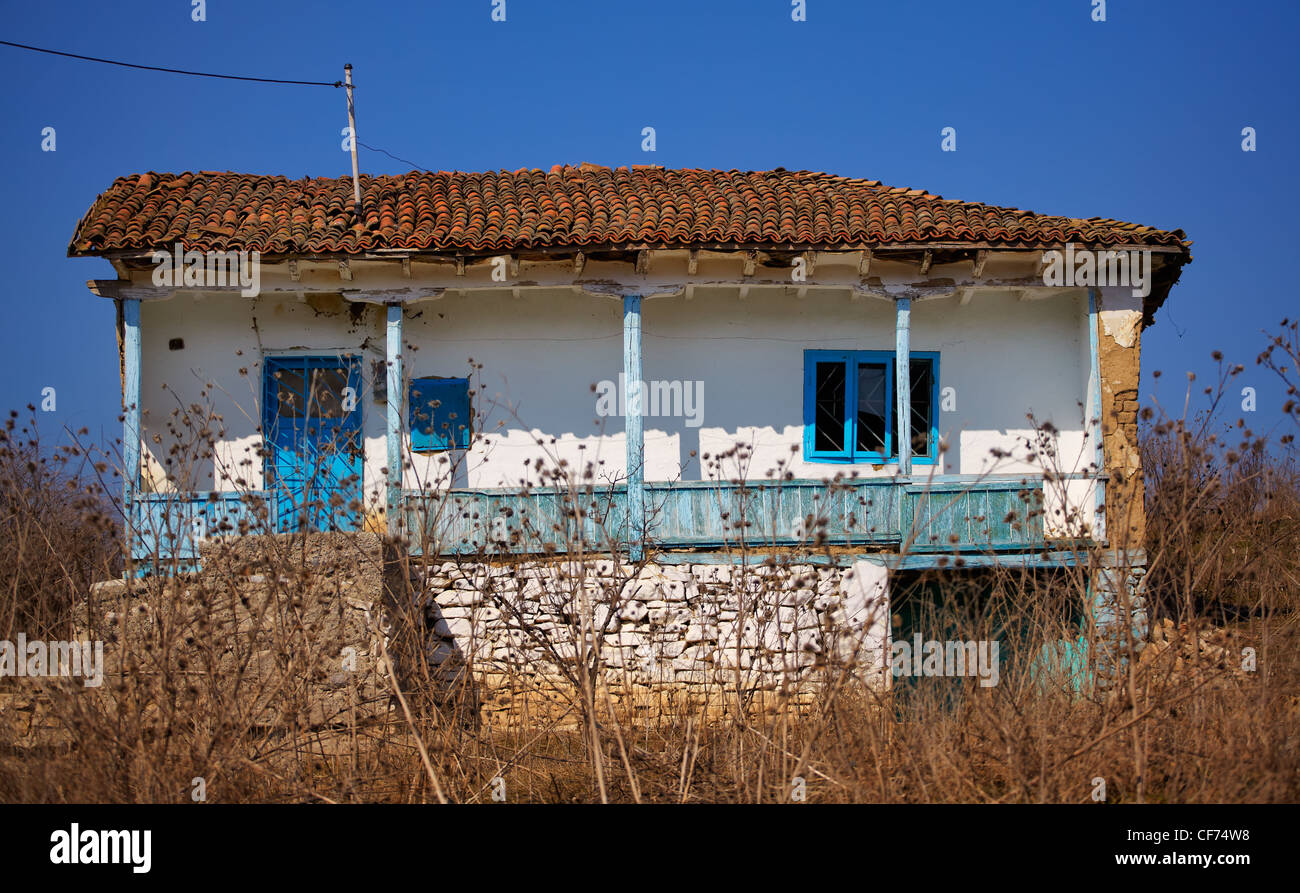 Türkischen Stil verlassene Haus wegen Armut und Auswanderung in Dobrogea Grafschaft, Rumänien. Stockfoto