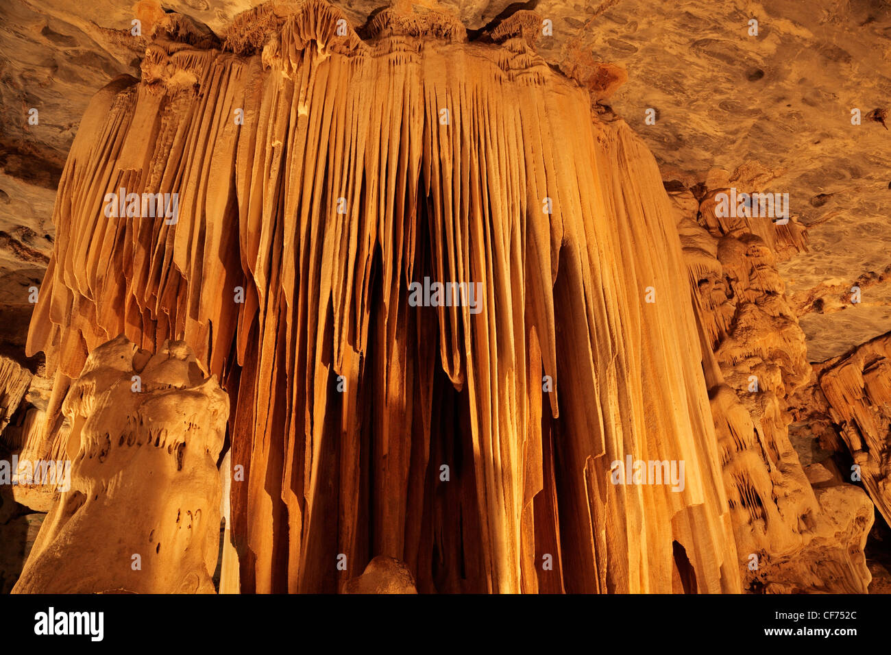 Kalkstein-Formationen (Stalaktiten) in den Cango Caves, Südafrika Stockfoto
