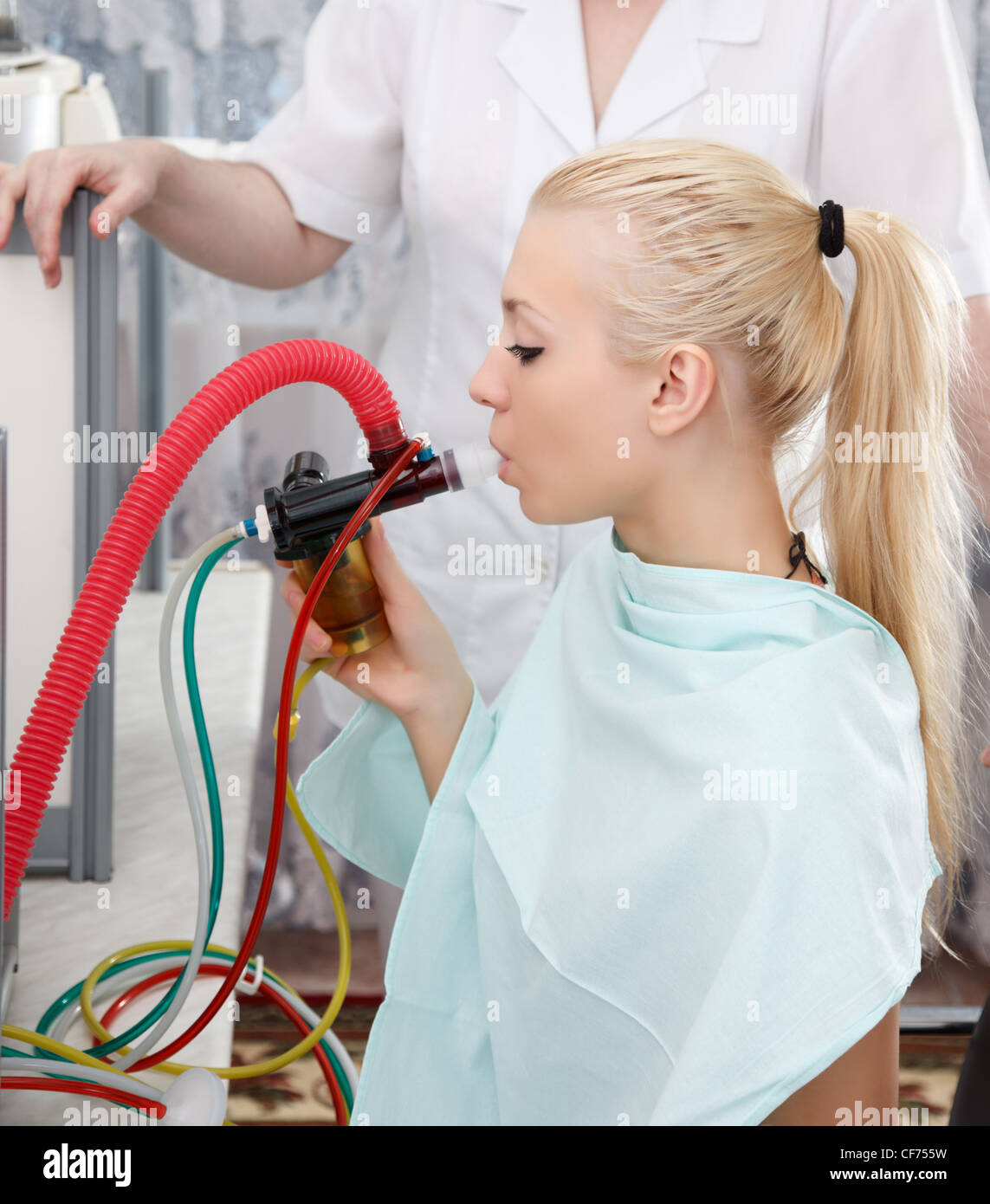 Junge Frau auf die Inhalation Verfahren im Resort. Stockfoto