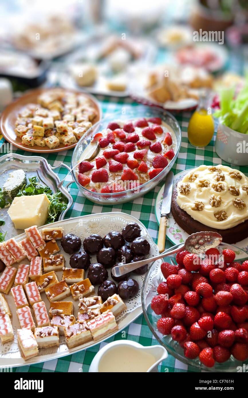 Essen am Buffet auf Tisch, UK Stockfoto