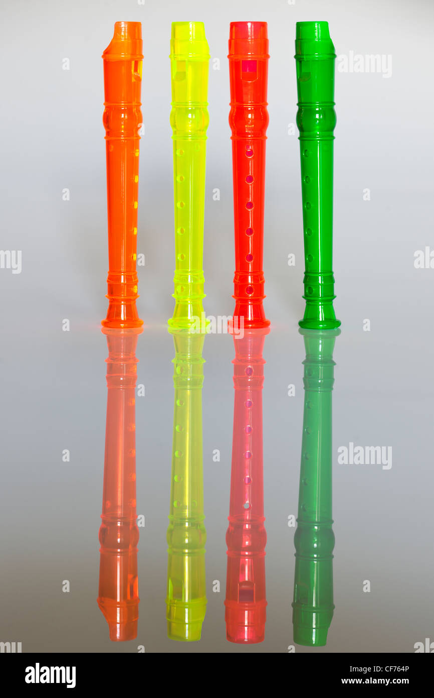 Vier Kunststoff-Spielzeug-Flöten Stockfoto
