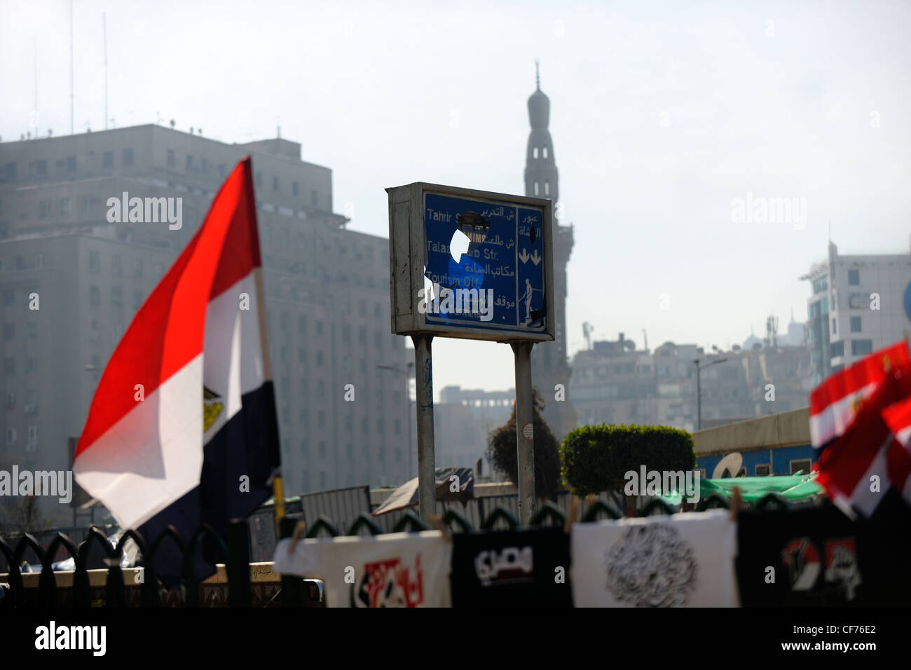 Beschädigte Schilder in Tahrir-Platz in Kairo mit Assembly Building im Hintergrund Stockfoto