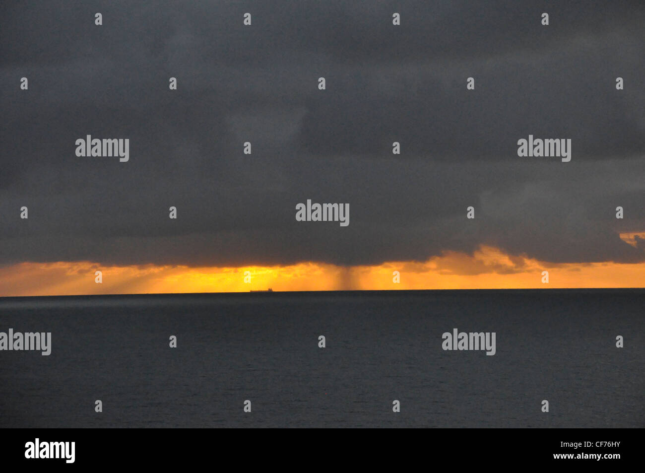 Black Sea Black Sky goldene Ferne bewölkt Tropen Stockfoto