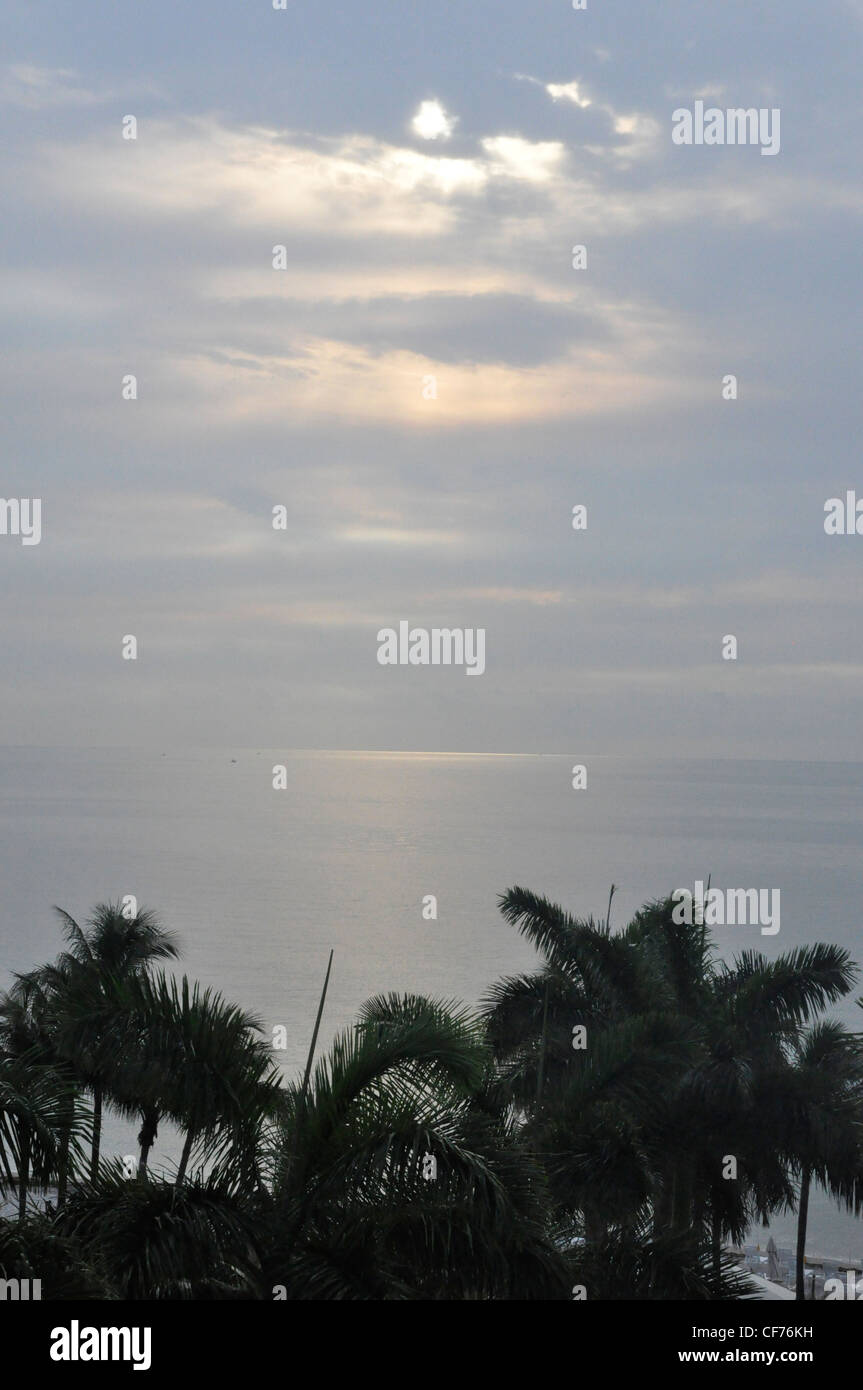 Am Abend Sky High-Key-Effekt Meer und Palmen Stockfoto