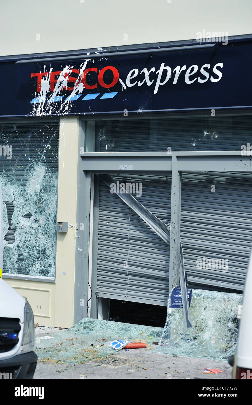 Riot beschädigt Tesco Express Shop Fenster Stokes Croft Bristol - April 2011 Stockfoto