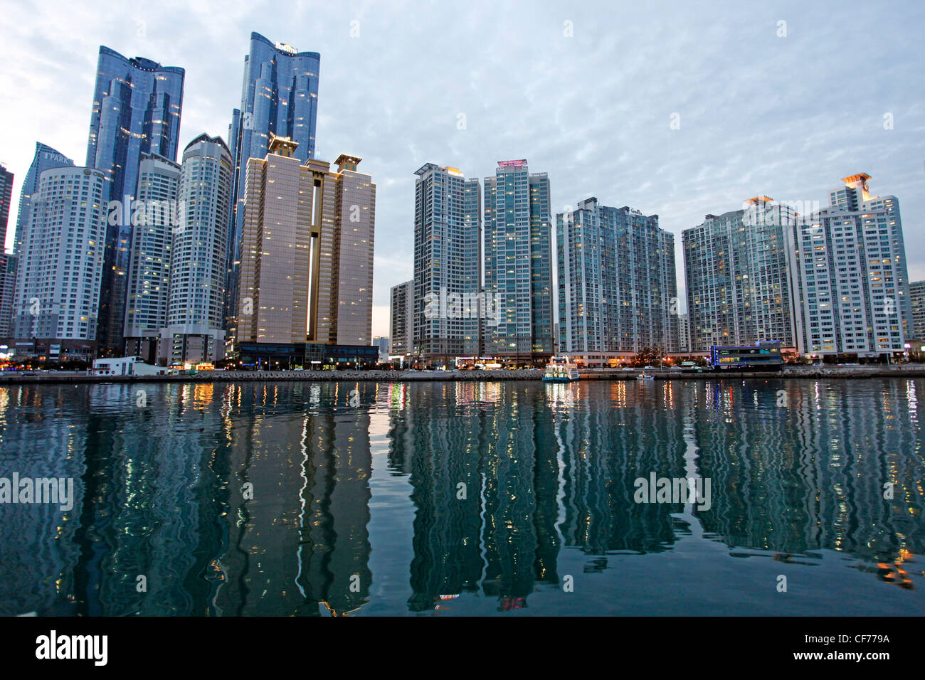 Skyline von der modernen Wohnung und Büro Gebäude bei Sonnenuntergang in Machunroo auf Dongbaek Insel in Busan, Südkorea Stockfoto